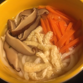 にんじん、しいたけ、油揚げのかけうどん